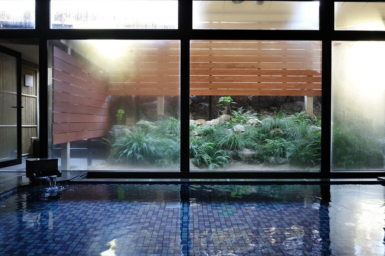 スパの温泉大浴場。肩まで浸かってリラックス。