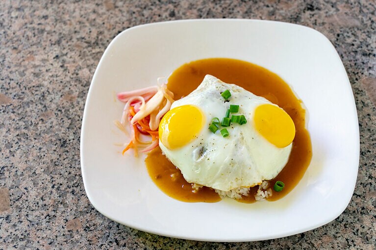 朝食メニューのショートリブロコモコ 16.25ドル。