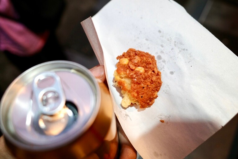 屋台で販売していた豆の揚げものワデ。ひと口かじったあとに撮影。