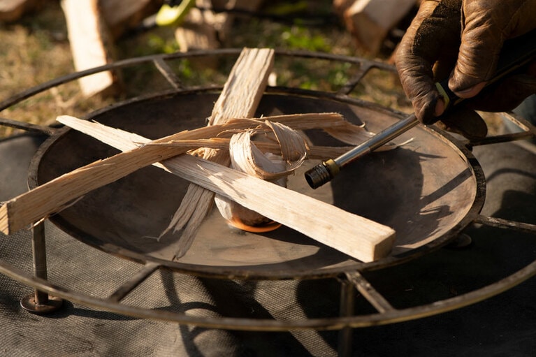 風上に立ち、着火剤の下側からライターで火をつける。