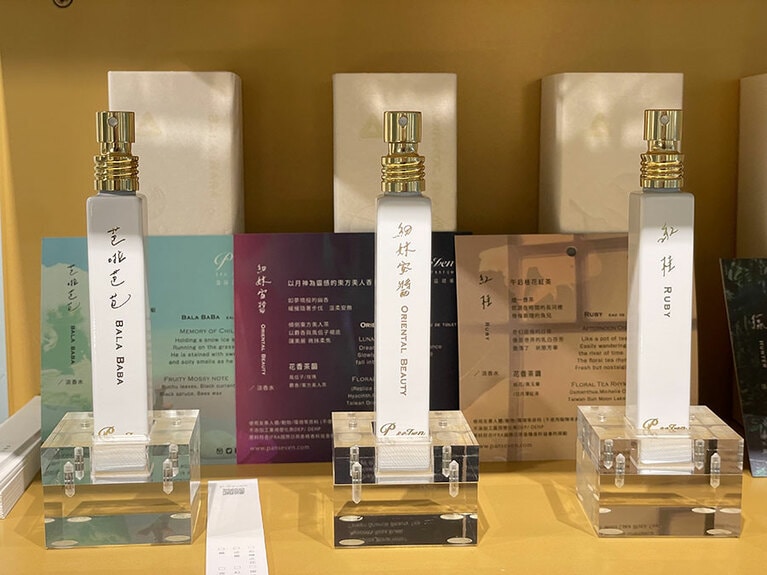 すっきりとした爽やかな香りからやさしい甘さの香りまで、個性豊かな香水が揃います。