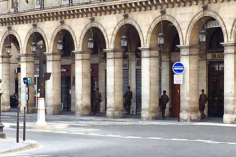 新型コロナウイルスだけでなく、テロも心配なフランス。この大変なご時世にも拘わらず、国民を守るために陸軍兵士たちが街を巡回。本当にありがたい限り！