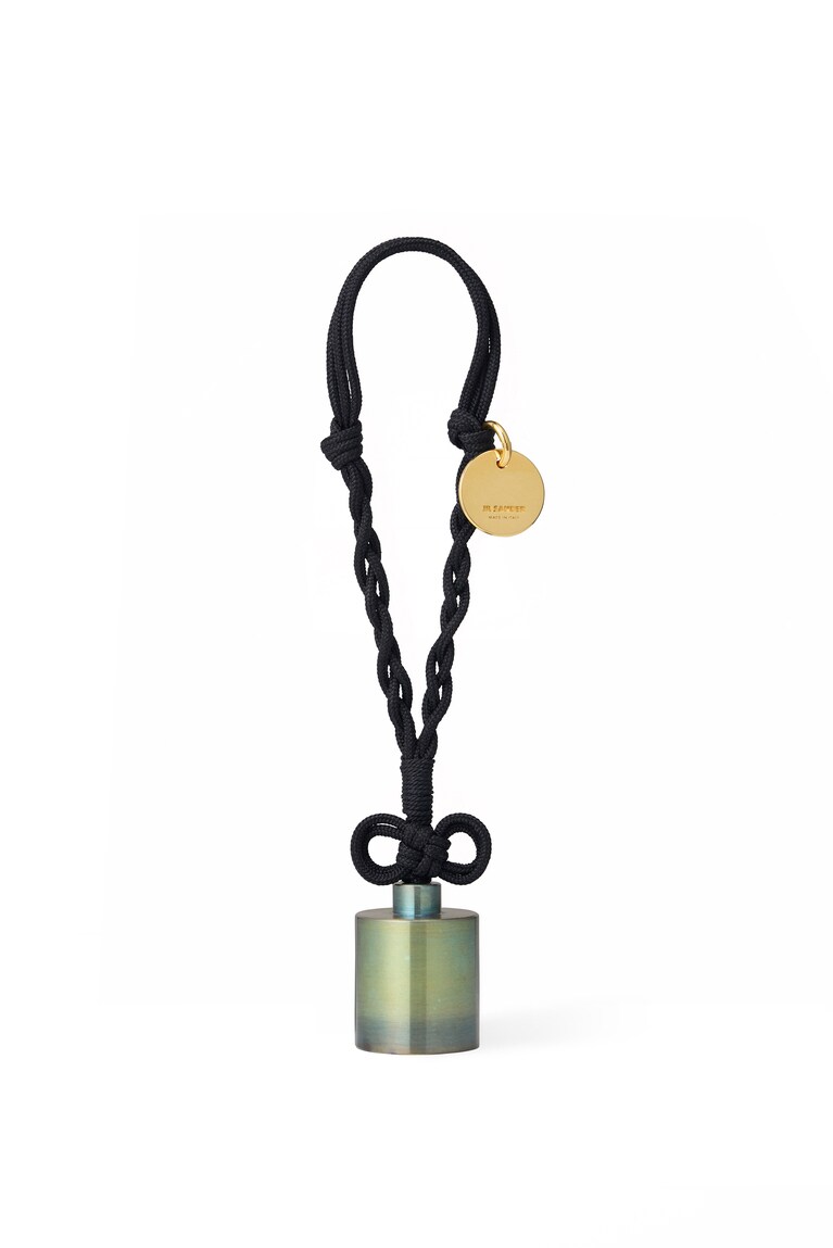 8月1日より展開。SMALL 2カラー（ダークアース・アーモンド） 35,200円、MEDIUM 3カラー（ブラック・スチール・ピンク） 38,500円。画像はブラック。