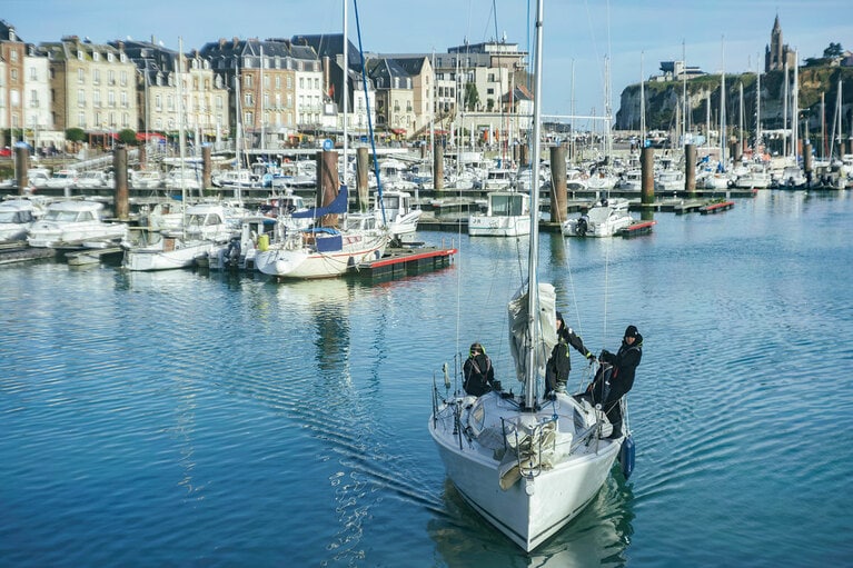 手前にヨットやレジャーボートの港、左手にアンリ4世河岸が見える。この辺りはピサロが描いたディエップ港だ。