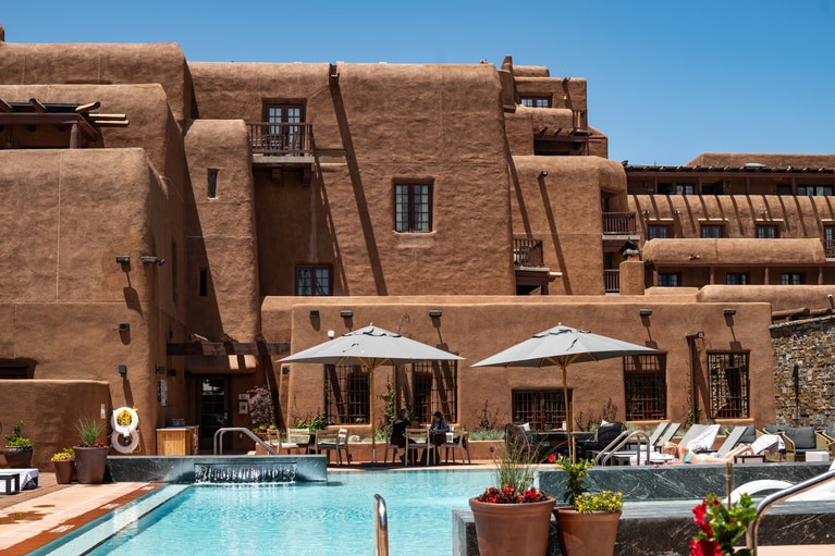 澄み切った夏空の下、プールサイドでくつろげば気分最高！