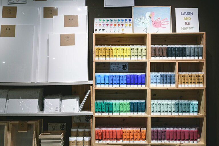 DIYや趣味のクラフトにも使えるアクリル絵の具 288円～。