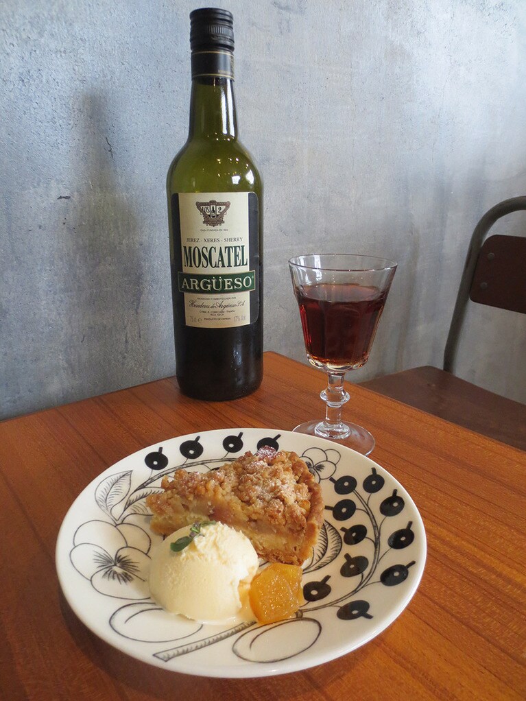 本日の焼き菓子「マツリカさんのりんごのクランブルパイ」600円は、「シェリー酒」600円と。