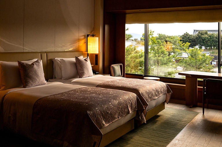 ベッドからも二条城を望める「ニジョウスイート」を「THE HIBIKI THE HARMONY」の世界観で演出した「ハーモニアス ルーム」。