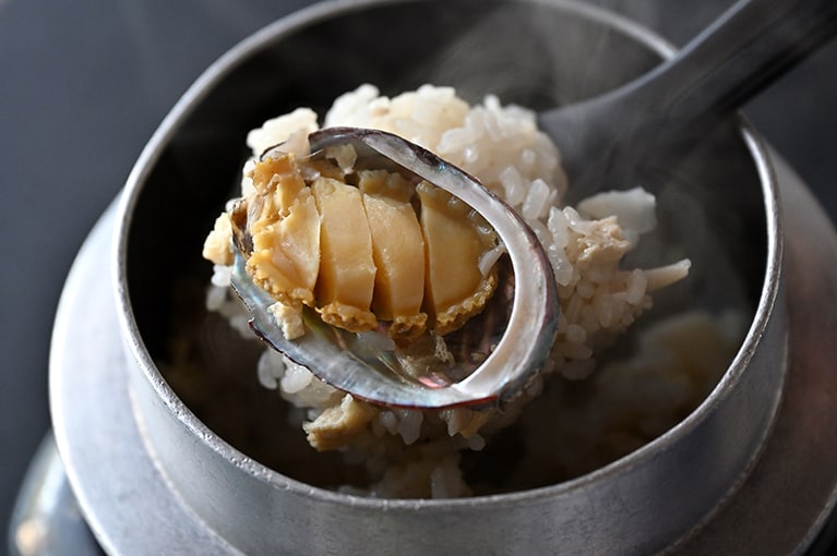 釜飯には契約農家の丹後コシヒカリを使用。卓上で1人前ずつ炊き上げる。