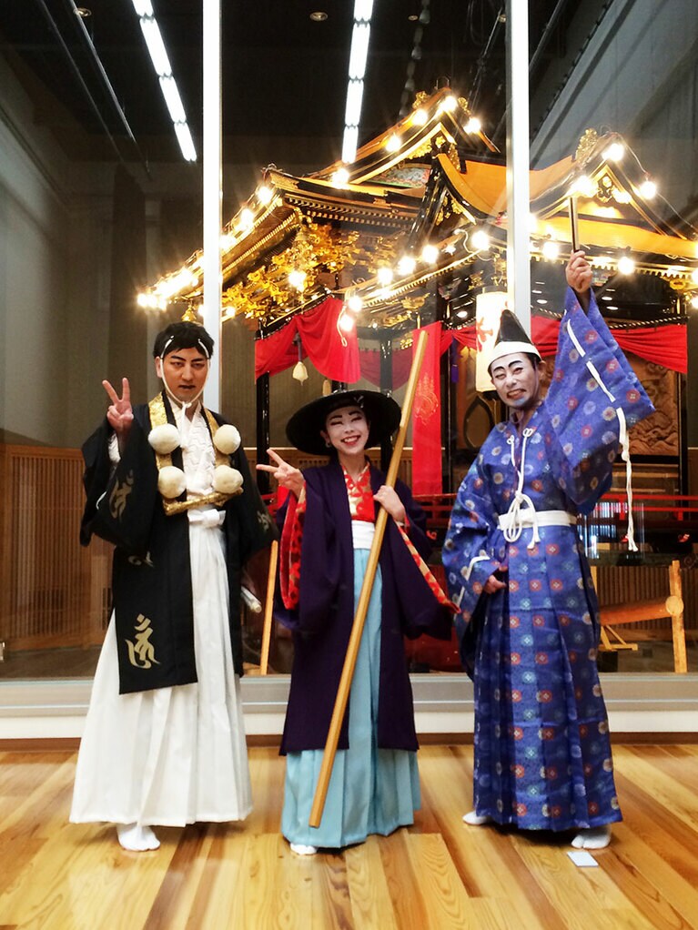 ［こまつ曳山交流館みよっさ］勧進帳の三役、弁慶・富樫・義経の衣裳を着て記念撮影。もちろんメイク落としも用意されています。1名500円。