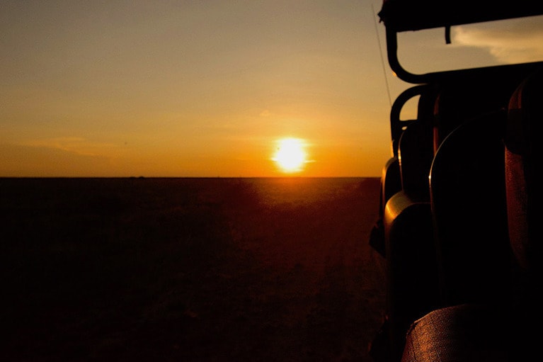 カラハリのサバンナに落ちる夕陽。毎日こんなドラマチックな夕陽を見ていたら、ちっぽけな悩みはなくなりそう。