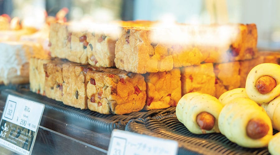 神奈川・芦ノ湖温泉にある「Bakery & Table 箱根」には、毎日約60種類のパンが並ぶ。