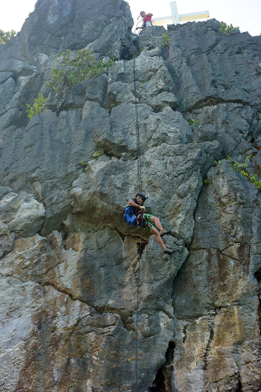 海抜60メートルの石灰岩の断崖を降りるラペリング。