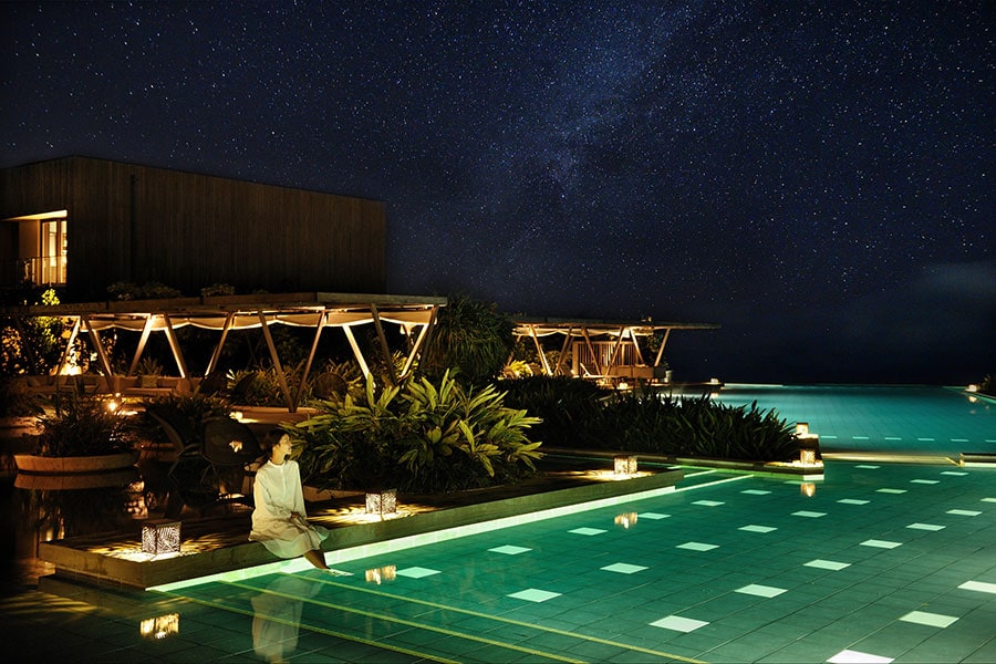 琉海からの涼やかな風が渡るプールで満天の星を眺めながら優雅なひとときを。