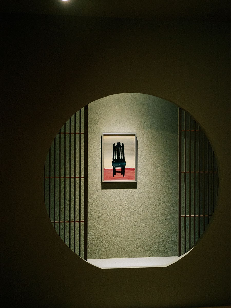 2階の一角に設けられた「祖堂の間」には、染色家・芹沢銈介のガラス絵が。