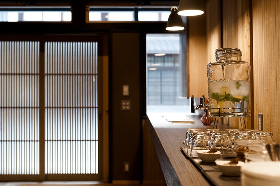 茶屋1階の宿泊者専用ラウンジ。フリードリンクでコーヒーや紅茶が楽しめ、夜は時間限定でビール、日本酒も提供。