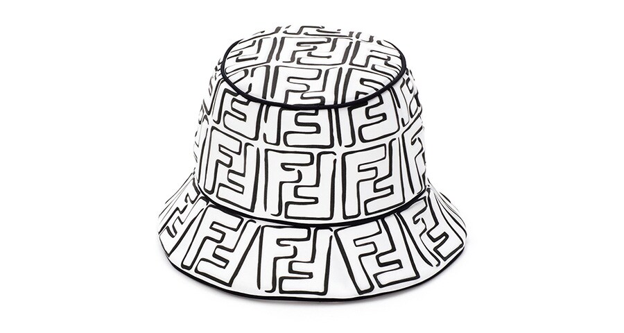 FFロゴをマーカーで描いてチャーミングに。HAT 95,000円(予定価格)／フェンディ