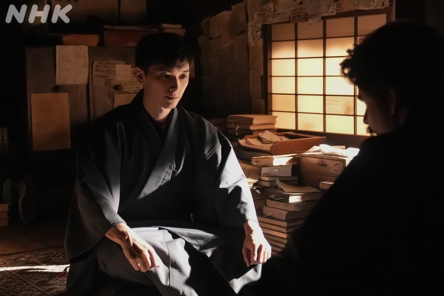 再会を果たした錦織とヘブン。「ばけばけ」公式Xより。