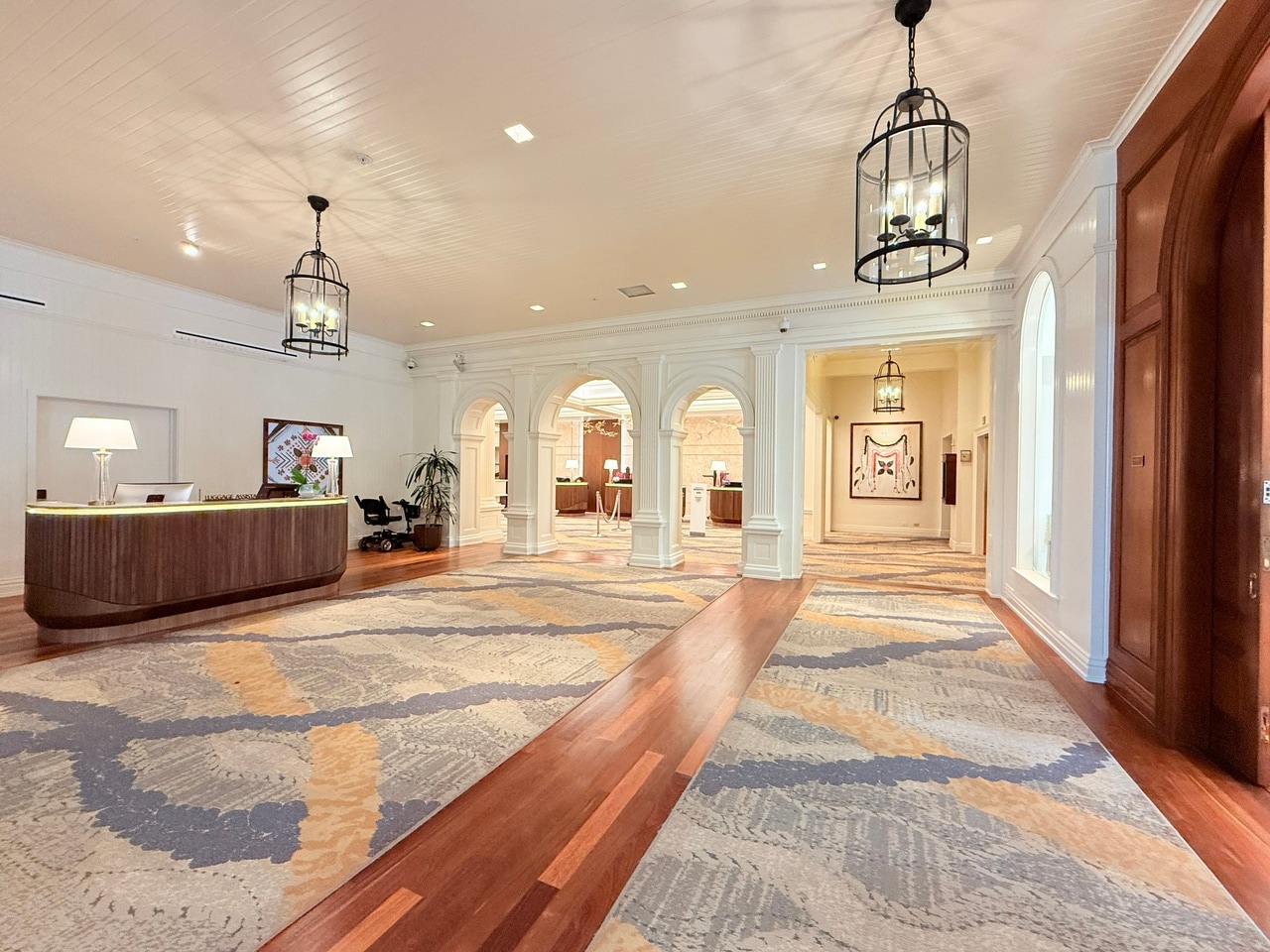 一新されたカーペットと木目調のウッディフローリング。