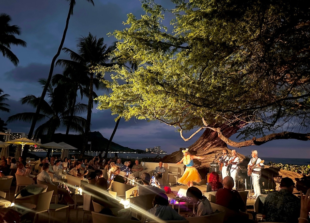 エンターテイメントが始まるのは18:00。出演者や内容は公式HPでチェックを。