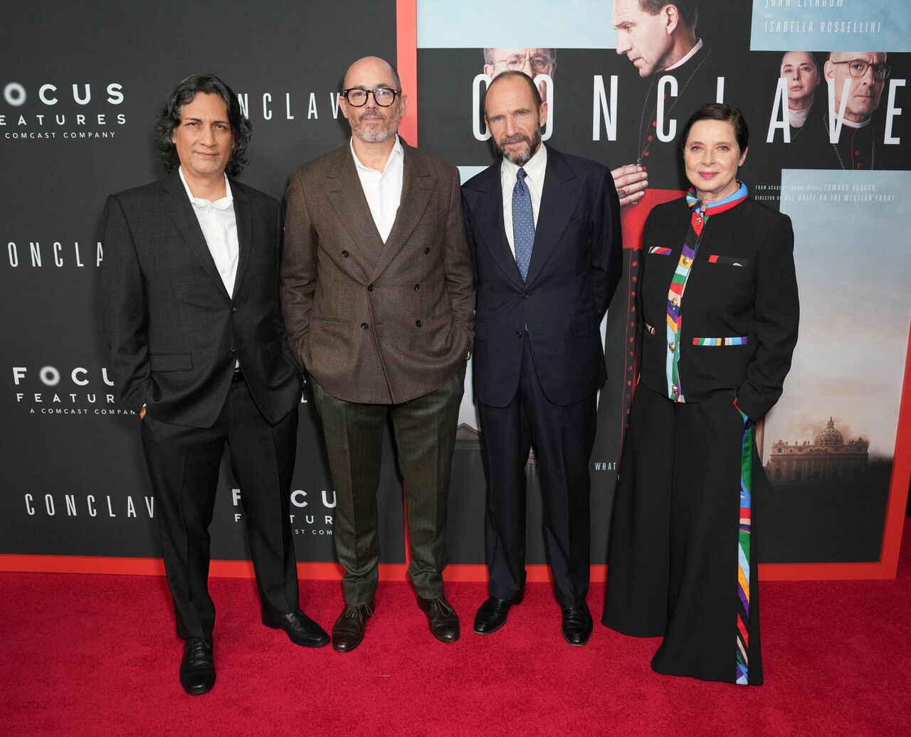 映画『教皇選挙』の制作陣。(左から)カルロス・ディエス、エドワード・ベルガー監督、レイフ・ファンズ、イザベラ・ロッセリーニ ©AFP=時事