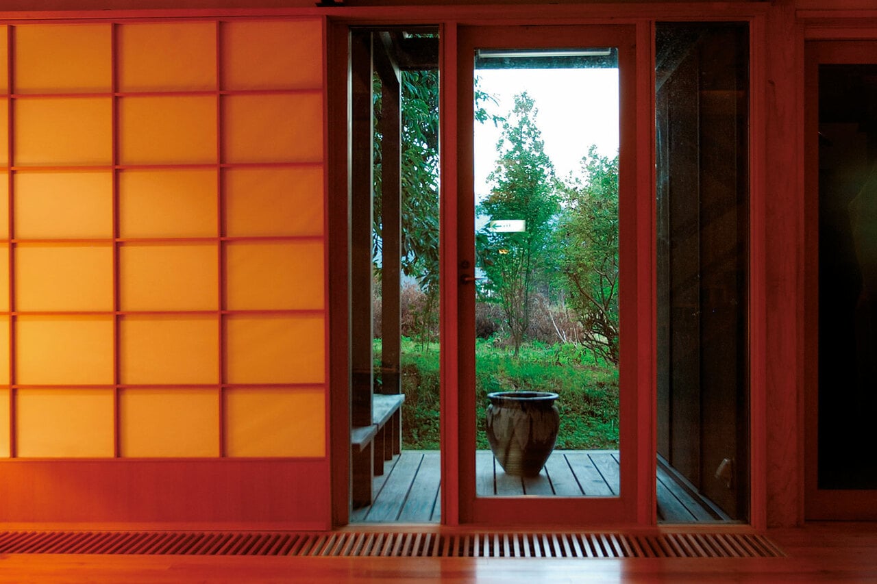 読書をしたり、大きな窓から景色を眺めて過ごして。