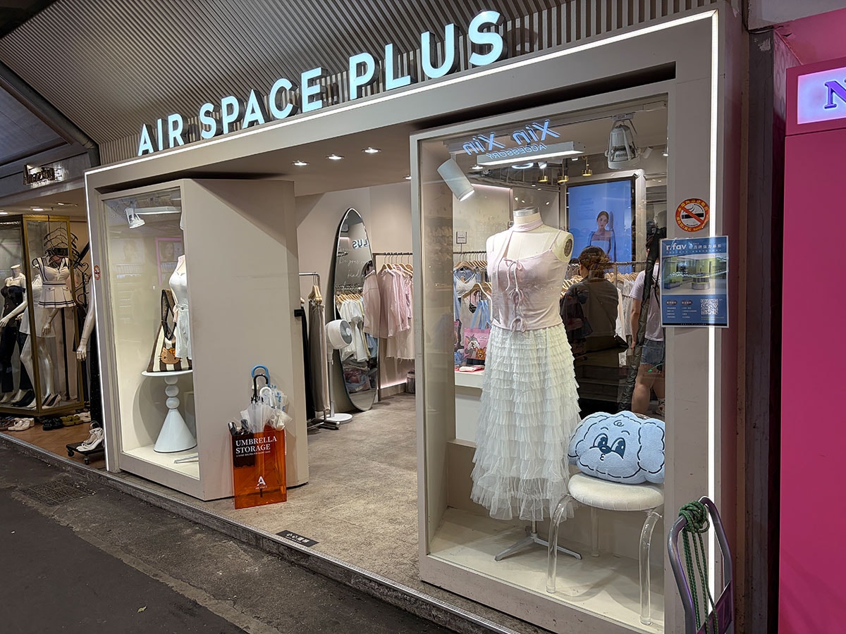 「AIR SPACE」は、西門町内に複数の店舗を展開。写真は、プラスサイズ（大きいサイズ）を展開する「AIR SPACE PLUS」の店舗の外観。入りやすいよう扉を開けたまま営業しているお店が多いのも、台湾ではよく見られる光景です。