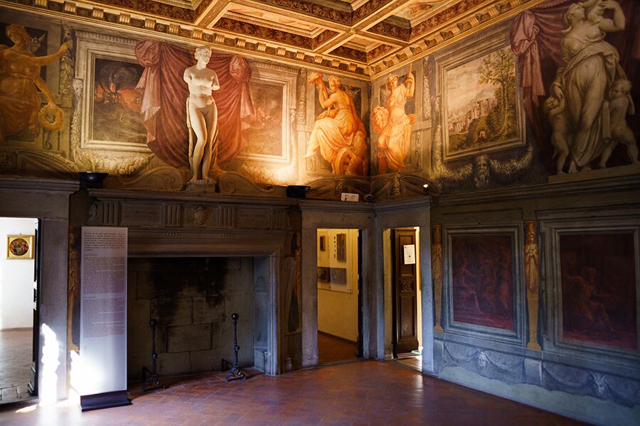「美徳の勝利の間」は、天井から壁までがヴァザーリの手になるフレスコ画と装飾で埋め尽くされている。