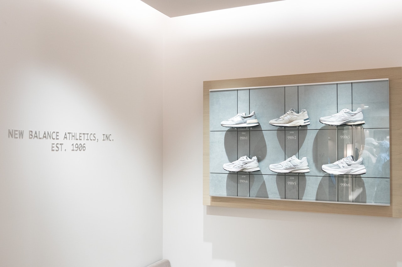 歴代の「990」を展示したディスプレイ。つくりやディテールの違いを楽しめる