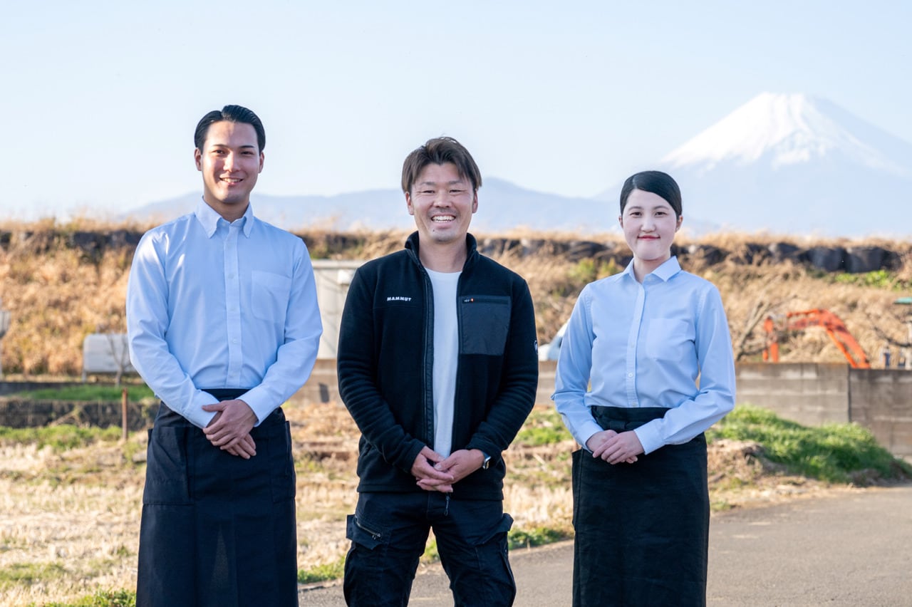 「ナイトストロベリーツアー」の立役者のみなさん。リゾナーレ熱海の原 翔吾さん（左）、村上 麗さん（右）、伊豆ホーリーズ代表・堀井和雅さん（中央）。