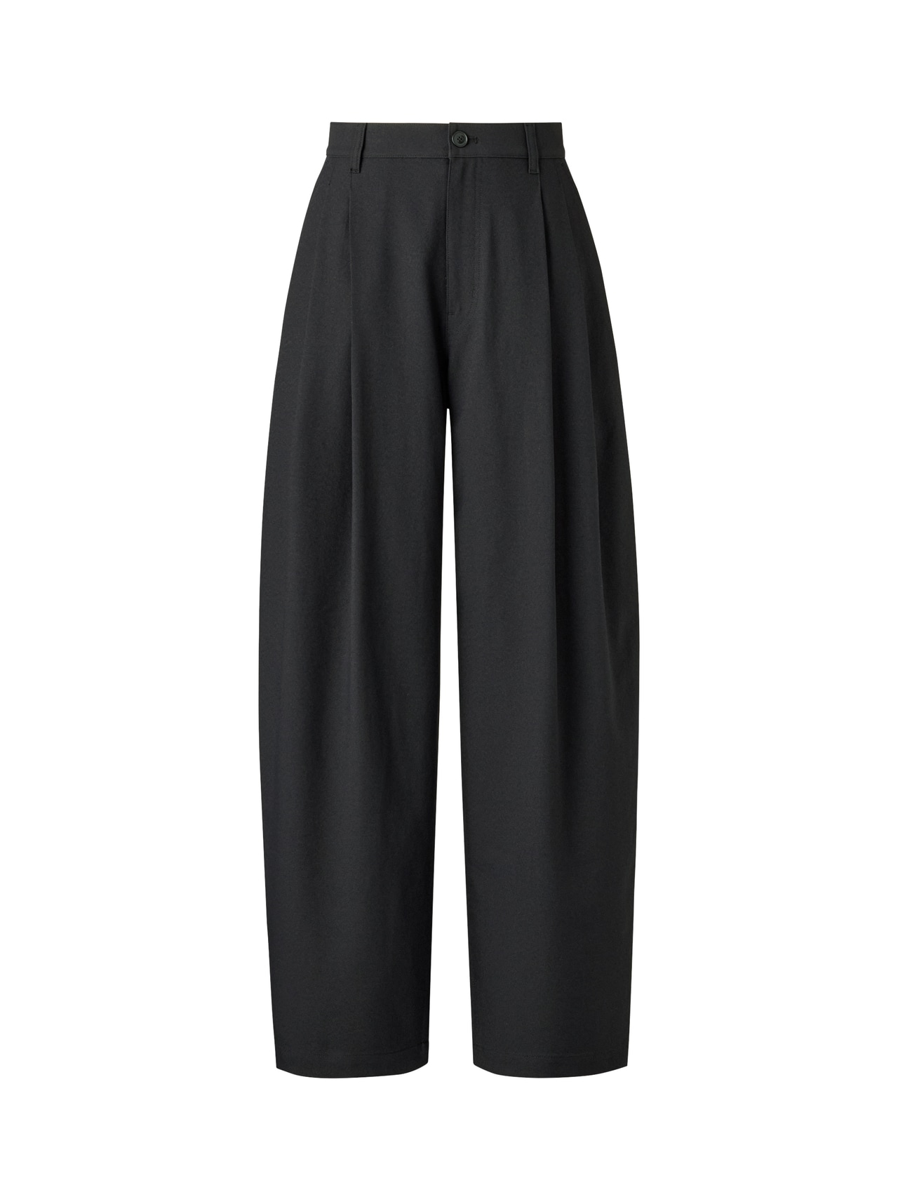 タックバレルレッグパンツ 4,990円（09 BLACK）。