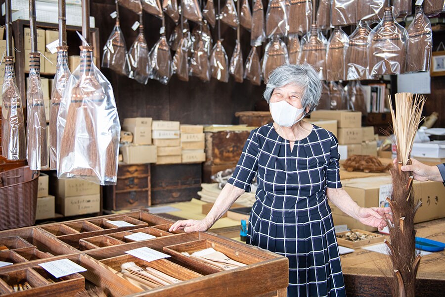 7代目おかみの内藤幸子さん。道具の使い方も丁寧に教えてくれる。