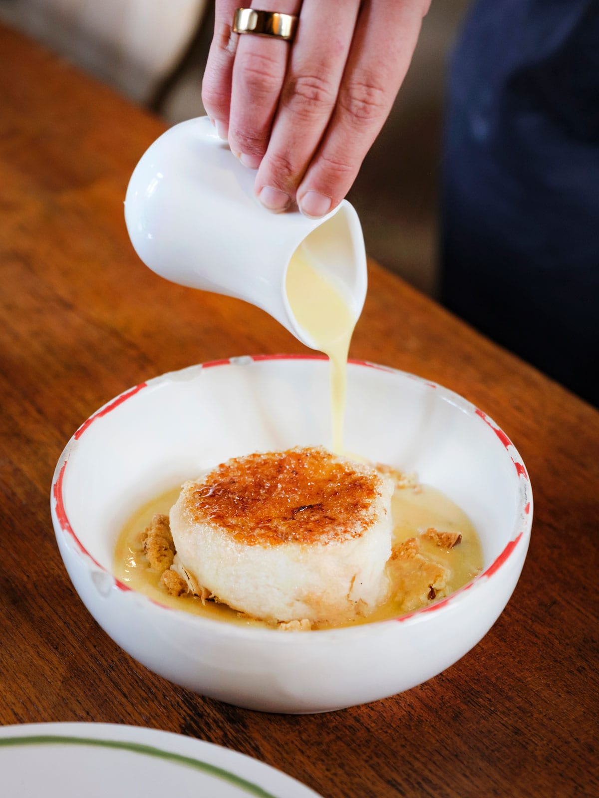 地域特有のドルチェ“ゾペス”10ユーロ。クレーマ・イングレーゼをかけていただく。