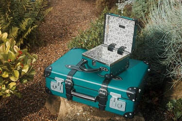 英国ガーデンの花々が優雅に薫る グローブ・トロッター新作にうっとり