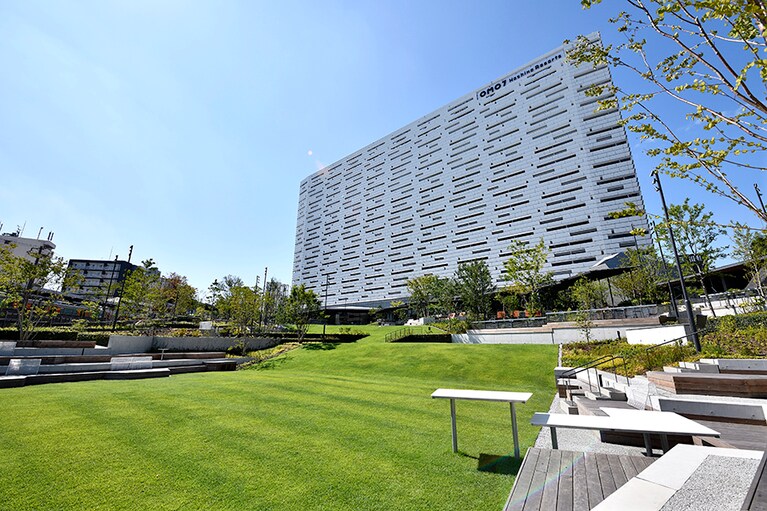 白い膜に覆われた建築のOMO7大阪。熱を吸収しにくい設計で、冷房などのエネルギー消費を削減し、ヒートアイランド現象も緩和するそう。