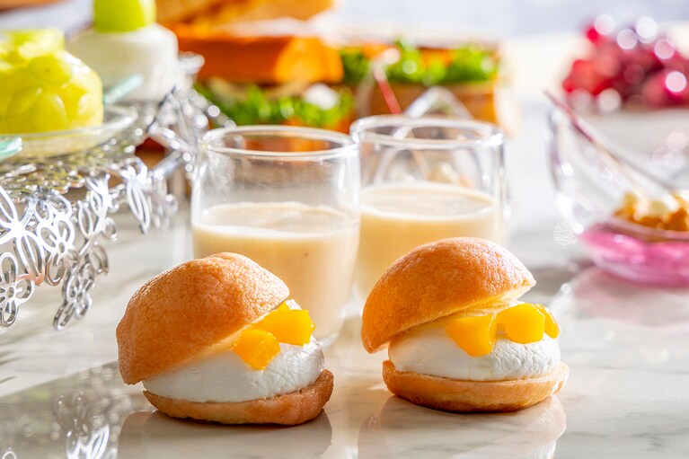 セイボリーメニューより、「ピーチメロンパンサンド」「ビシソワーズスープ　桃のフレーバー」ほか。