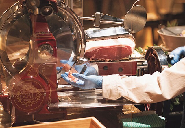 ドイツ・ベルケル社製の生ハムスライサーを使用。切りたてはおどろくほどなめらかな口当たり。