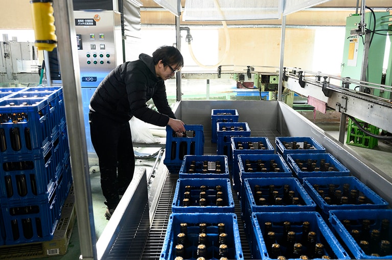 火入れ作業を終えると、さっきまで温めていたお酒を冷却します。