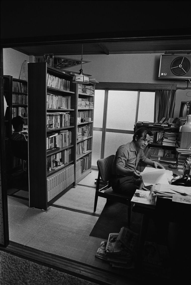 1979年、書斎で執筆。博覧強記の人は後に巨大な書庫も作ったが、今は蔵書はほぼ手放したという。　©文藝春秋