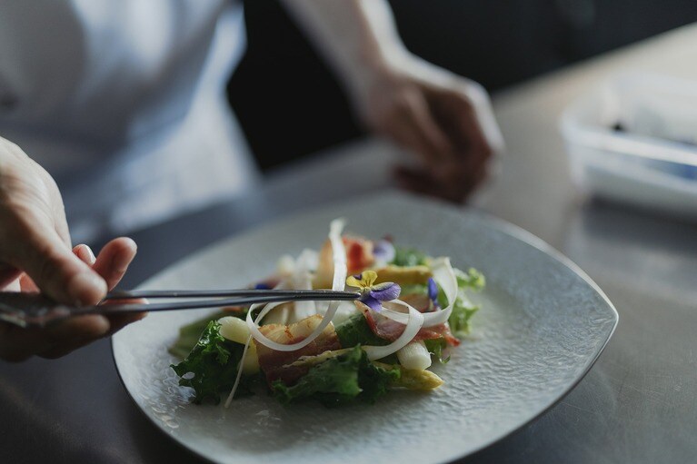 ダイニング「アヤナ」では、多彩なメニューをプリフィクススタイルで。