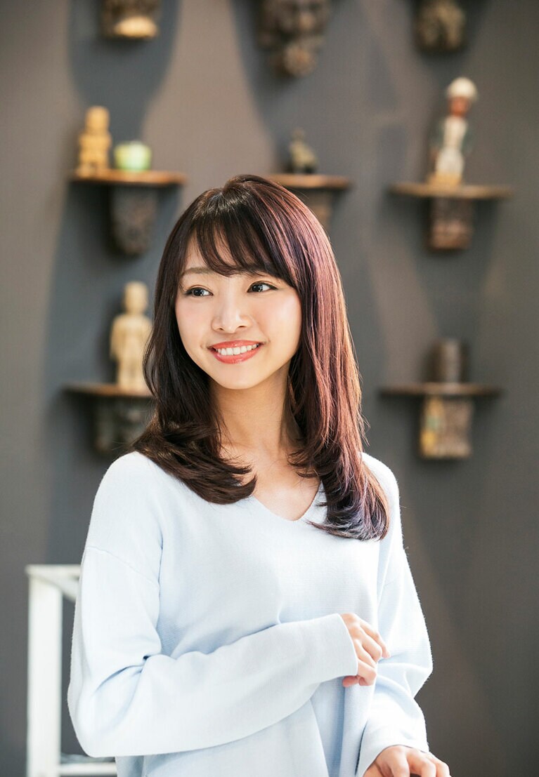 顔の表情をパッと明るく見せてくれる落ち着いた色合いはオフィスにもオフにも万能で、幅広い年代に人気だとか。