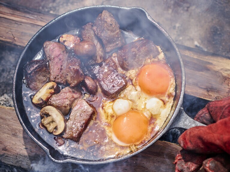 牛肉と卵の黒アヒージョ。