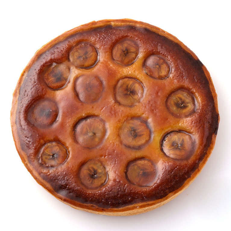 タルト・バナーヌ 2,610円。アーモンド入りラム酒風味のバナナのタルト。