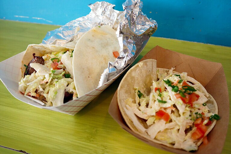 「サウスショア・グリル」ボーンレスカルビステーキブリトー 10.95ドル、フィッシュタコス 4.5ドル。