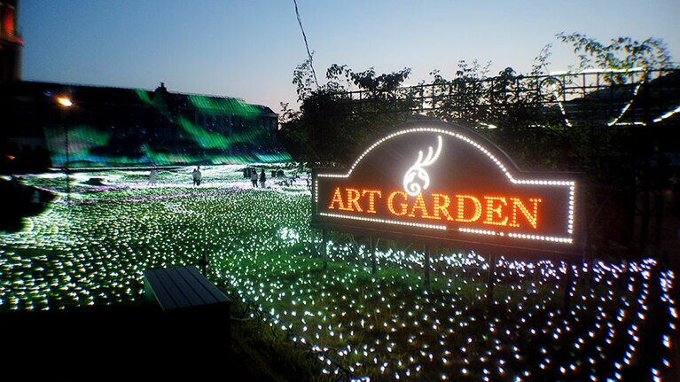 夜は幻想的な光のテーマパークに！