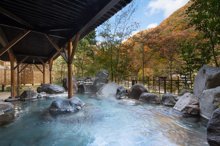 自然を近く感じる露天風呂。