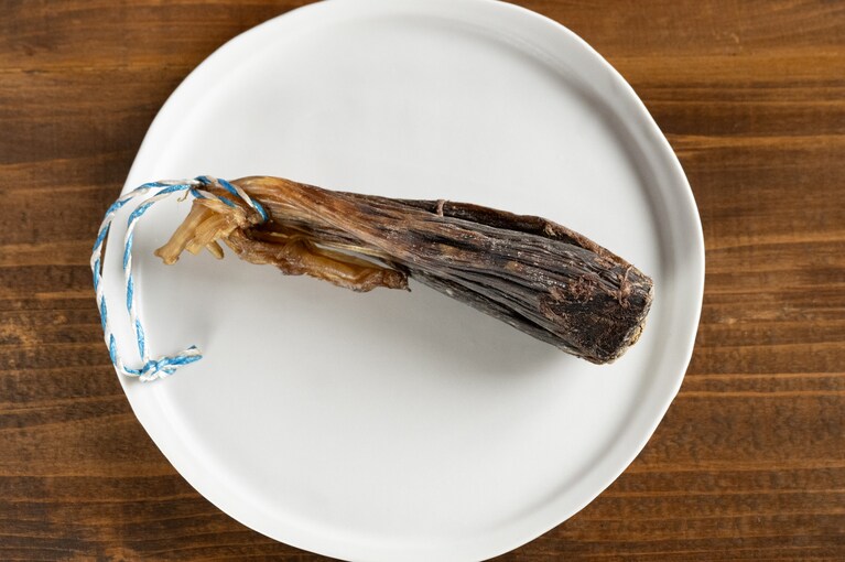 鹿節は、塩蔵して干して長期保存。こちらはスネ肉の鹿節で3年ものだそう。