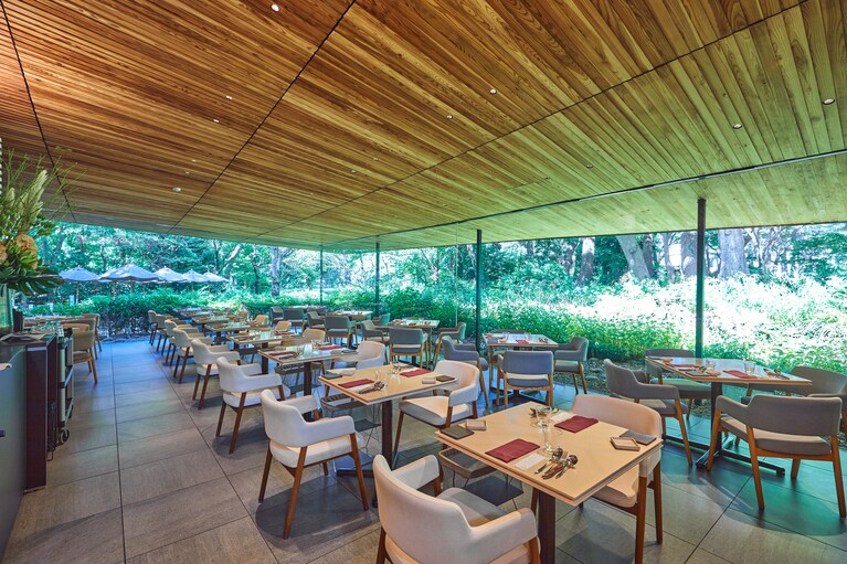 「庭園レストラン コモド」。