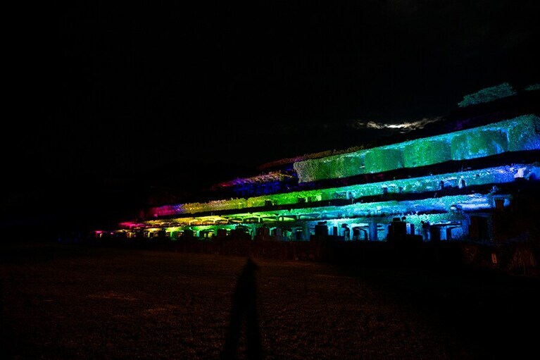 春から秋の季節にはLED照明を使い、色彩豊かにライトアップされる北沢浮遊選鉱場。撮影：鈴木七絵