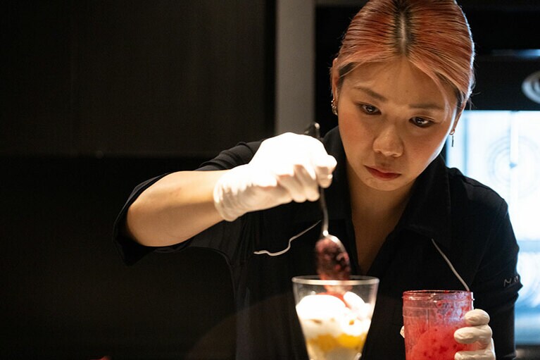 宮田さんがストーリーを語りながらパフェを仕上げる。ときには恋の相談も！